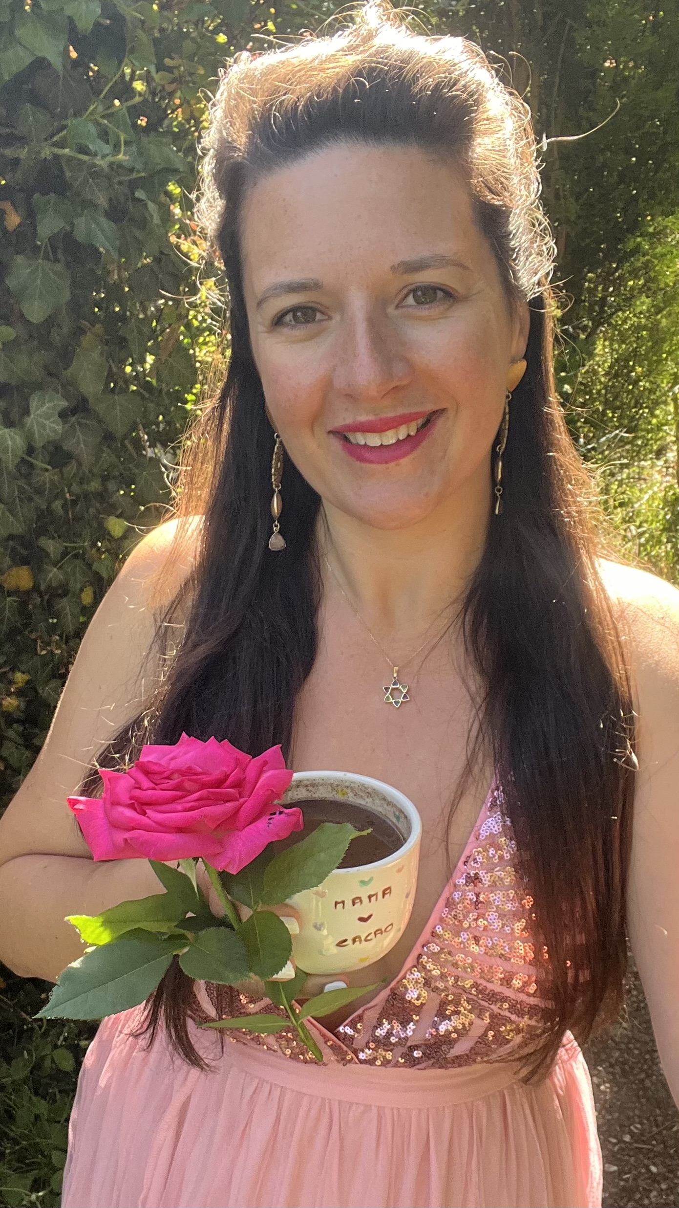 Axelle Certin, une rose et une tasse de cacao à la main